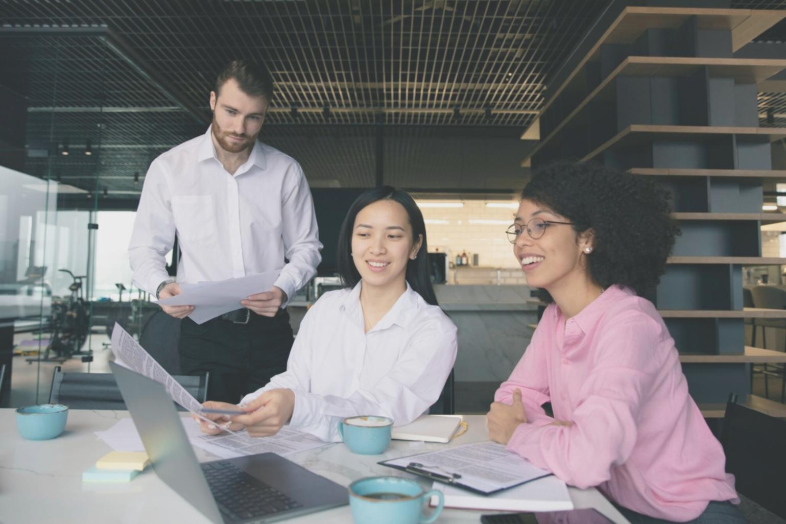 Gruppe von Menschen die gemeinsam an Finanzplänen arbeiten
